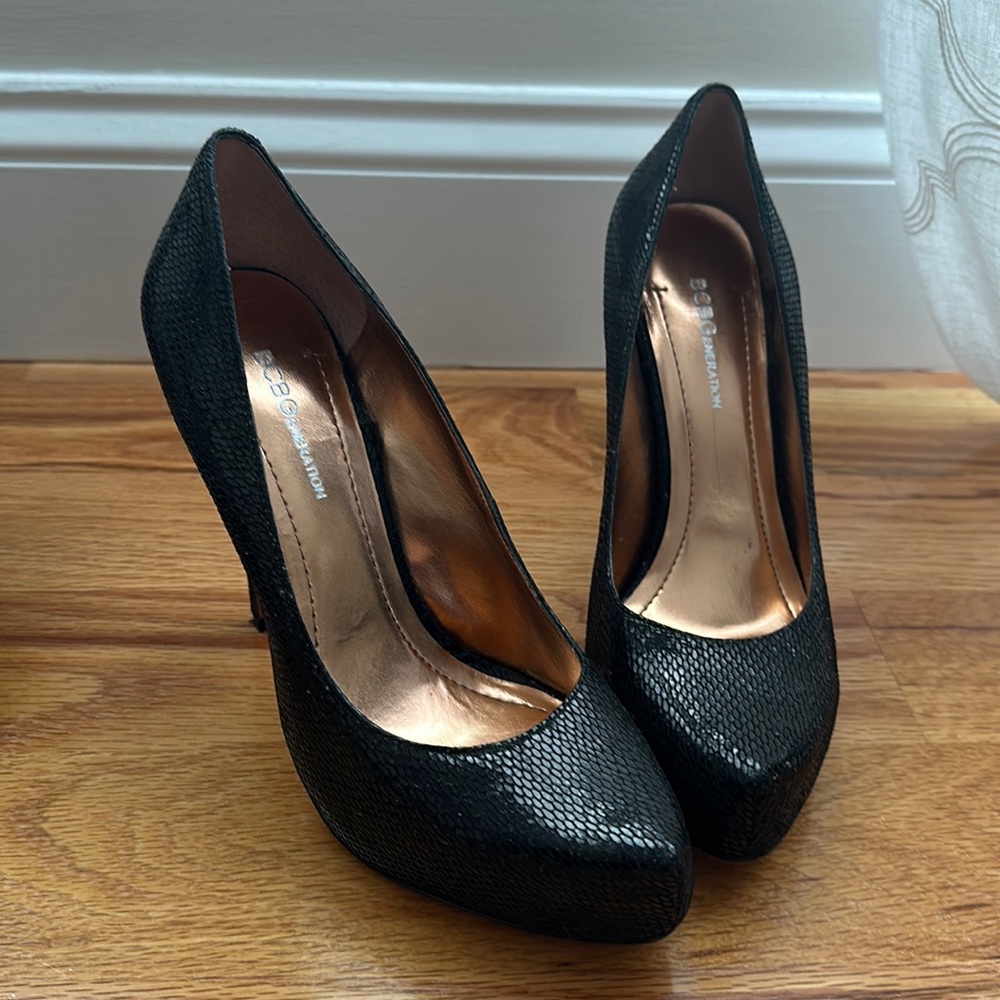 BCBG Generation platform textured heels.      Size 7.5